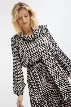 Wzorzysta bluzka z efektownym wiązaniem