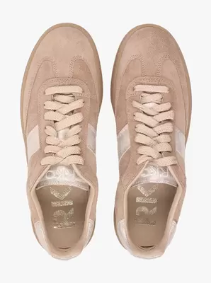 Piaskowe buty sportowe z platynowym paskiem