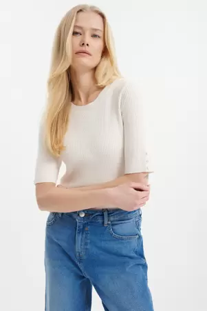 Kremowy dopasowany sweter z krótkim rękawem