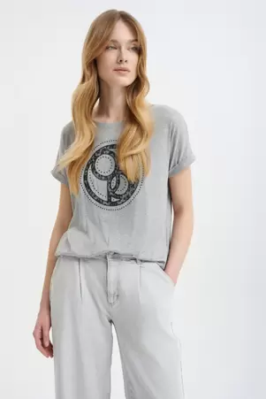 Szary top z krótkim rękawem z podwinięciem