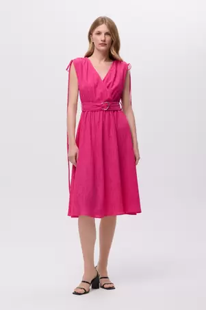 Różowa sukienka z efektowną klamrą w talii