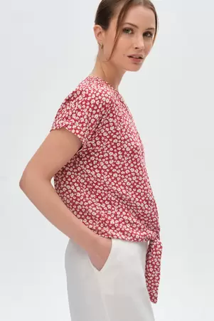 Czerwona bluzka z printem w drobne kwiaty