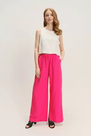Różowe spodnie z szeroką nogawką
