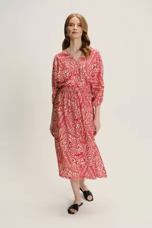 Stylowa sukienka z wyrazistym printem