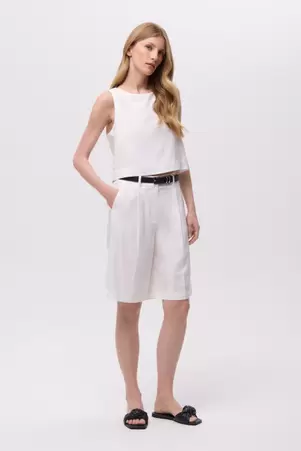Klasyczne białe szorty o luźnym fasonie