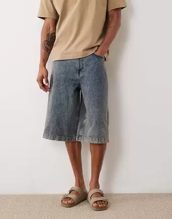 ASOS DESIGN – Ciemnoniebieskie jeansowe jortsy o wydłużonym fasonie z efektem przebarwienia