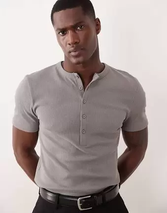 ASOS DESIGN – Grafitowy prążkowany T-shirt o kroju podkreślającym sylwetkę z dekoltem typu henley