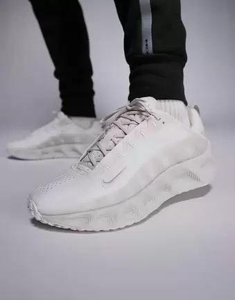 Nike – Ava Rover – Buty sportowe w kolorze złamanej bieli