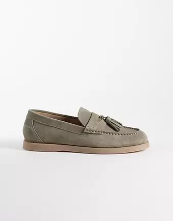 ASOS DESIGN – Zamszowe loafersy z frędzlami w kolorze khaki