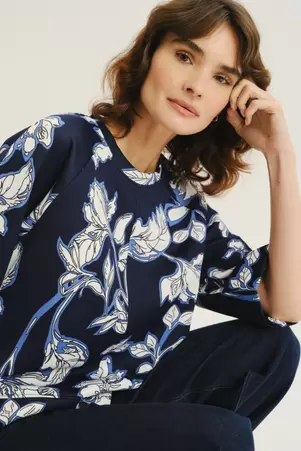 Czarna bluza w biało-niebieskie kwiaty