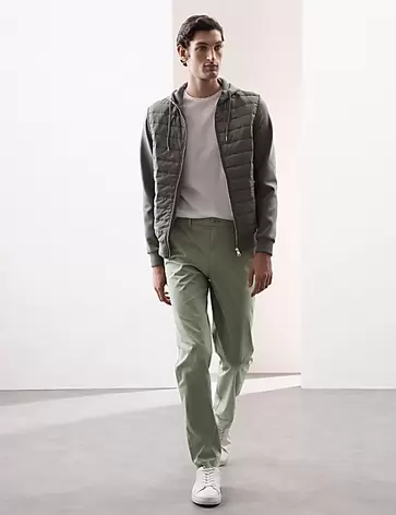 Superlekkie chinosy o kroju regular fit