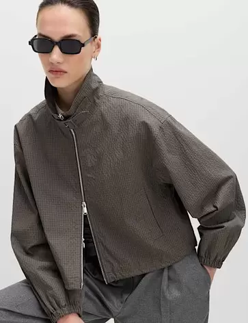 Lekka krótka kurtka na klamerki z przewagą bawełny