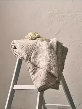 Narzuta na łóżko z motywem kwiatowym