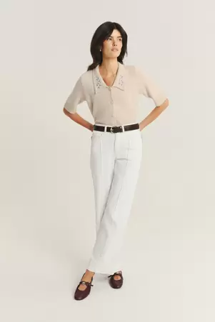 Beżowy sweter z zapięciem na drobne guziki