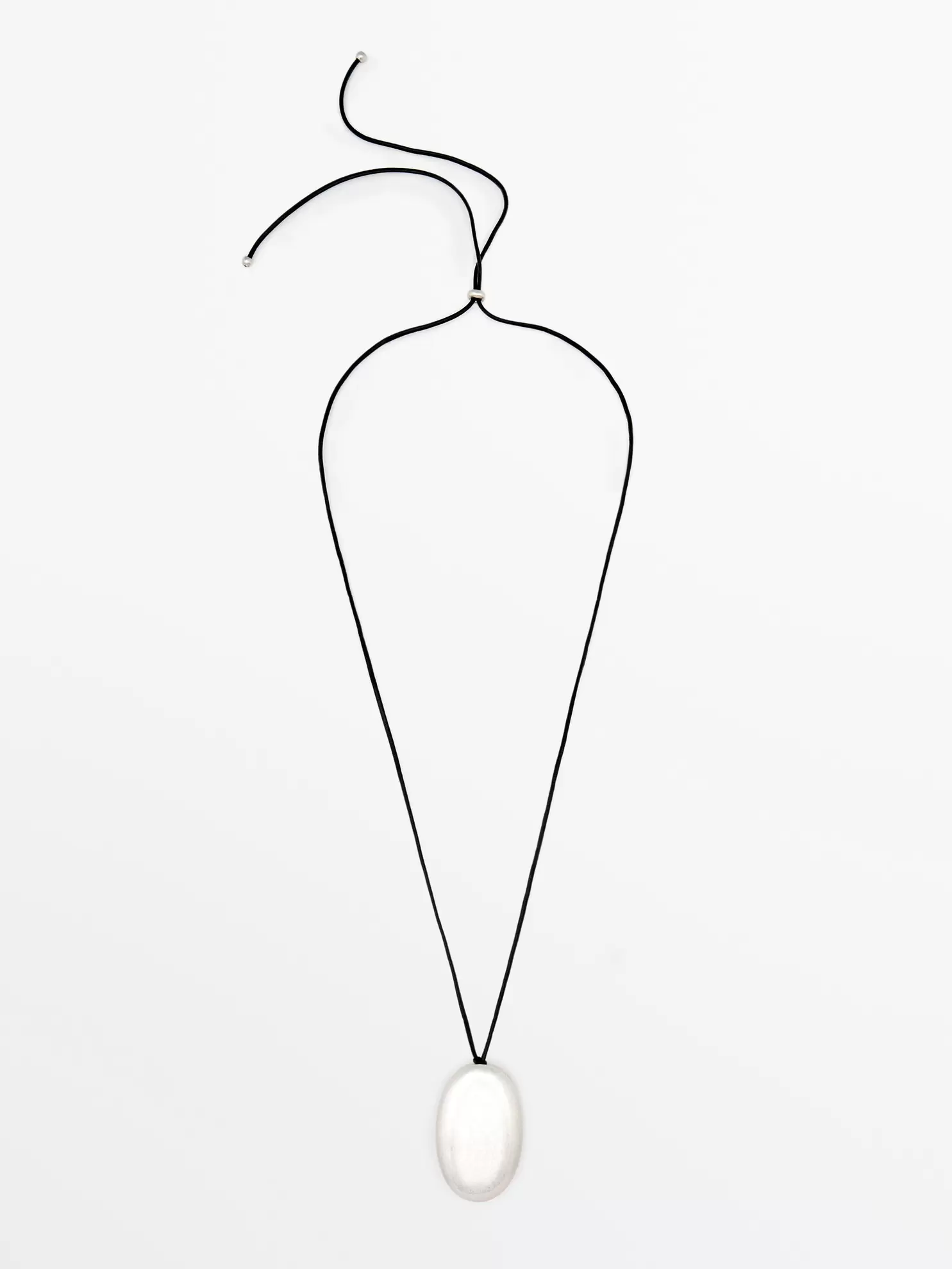 Naszyjnik ze skórzanym sznurkiem i metalową zawieszką