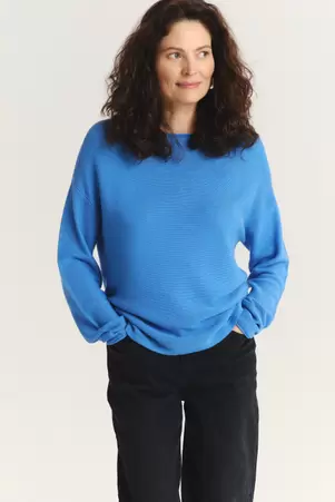 Klasyczny sweter w błękitnym kolorze