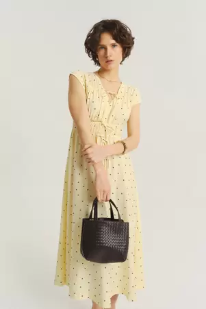 Masełkowa sukienka w drobne kropki