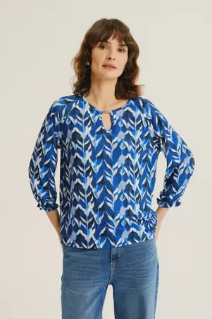 Niebieski printowany top z efektownym dekoltem