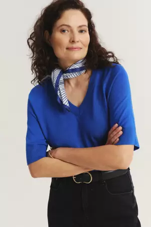 Intensywnie niebieski sweter z krótkim rękawem