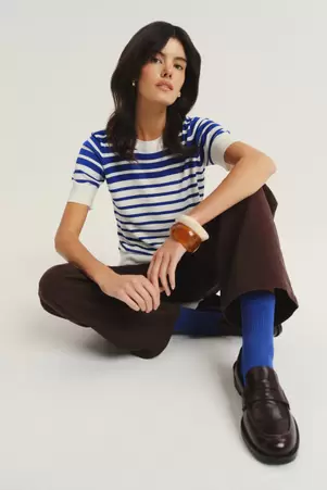 Stylowy sweter w niebiesko-białe paski