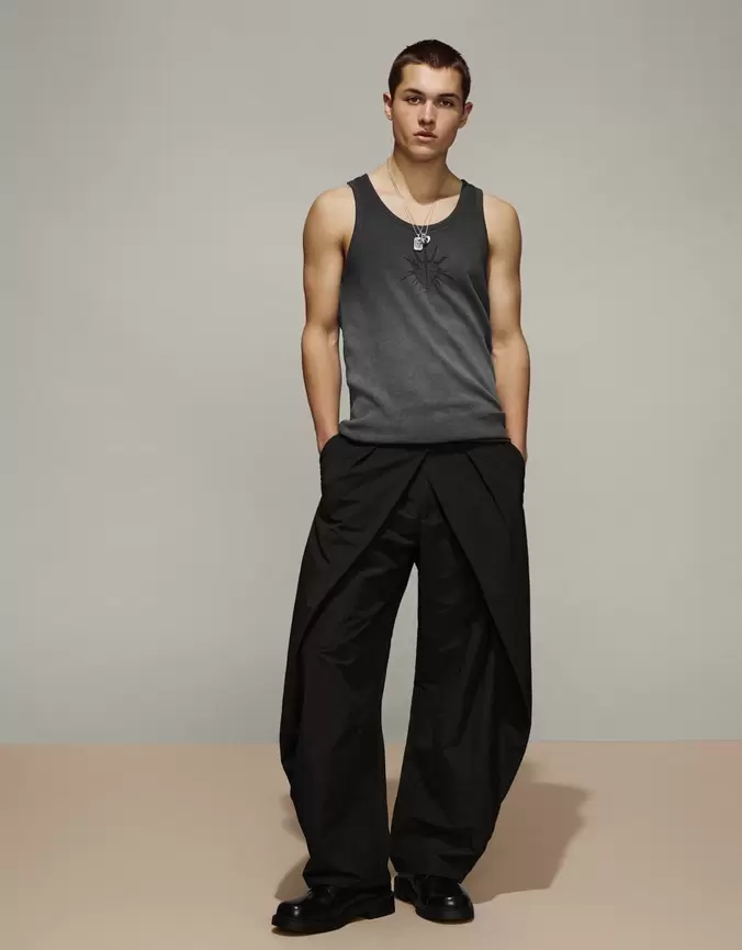 Spodnie o kroju super baggy z zakładkami