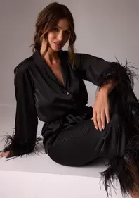 Satynowy komplet piżamowy zdobionymi naturalnymi piórami – Marabut