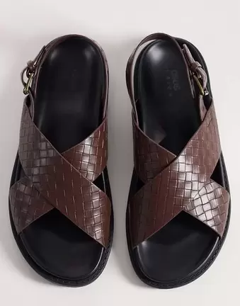 ASOS DESIGN – Brązowe sandały ze skrzyżowanymi paskami i tłoczonym falistym wzorem