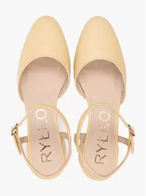 Jasnożółte czółenka slingback na niskim słupku