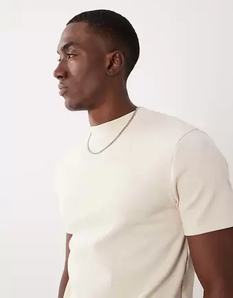 ASOS DESIGN – Biały prążkowany T-shirt o dopasowanym kroju z zabudowanym dekoltem