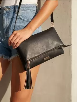 Torebka crossbody z ozdobnym zamkiem