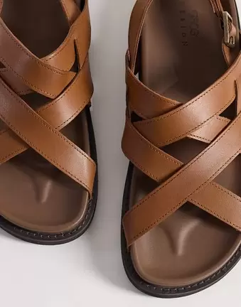 ASOS DESIGN – Jasnobrązowe skórzane sandały ze skrzyżowanymi paskami i klamrami