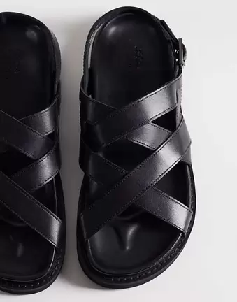 ASOS DESIGN – Czarne skórzane sandały ze skrzyżowanymi paskami i klamrami