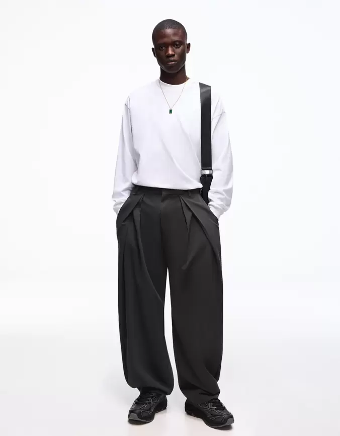 Spodnie o kroju super baggy z zakładkami tailoring