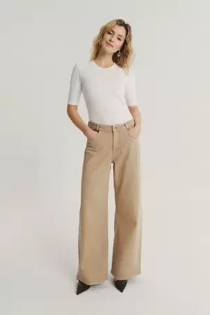 Efektowne beżowe jeansy wide leg