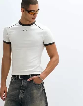ASOS DESIGN – Kremowy dopasowany T-shirt z kontrastową lamówką i grafiką