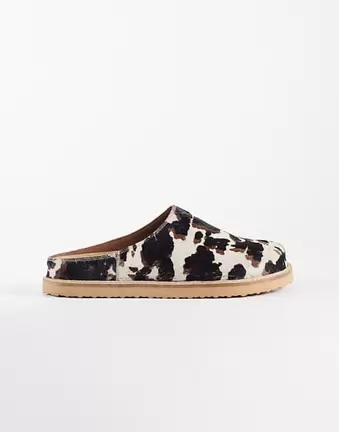 ASOS DESIGN – Klapki we wzór w krowie łaty