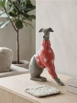 Ceramiczna dekoracyjna stojąca w kształcie psa w swetrze