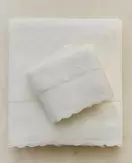 RĘCZNIK KĄPIELOWY Z LNIANĄ BORDIURĄ  SZYDEŁKOWY DYWANIK ŁAZIENKOWY  OZDOBNY DZBANEK CERAMICZNY W KOLORZE KREMOWYM