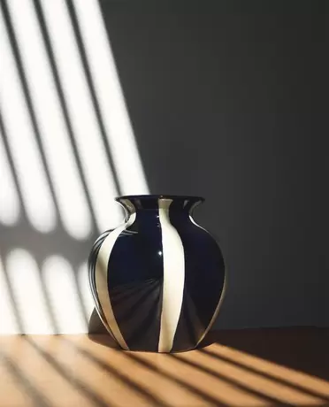 DEKORACYJNY WAZON CERAMICZNY OKRĄGŁY  WIELOFUNKCYJNY KOC W PASKI  LNIANE POSZEWKI NA PODUSZKI