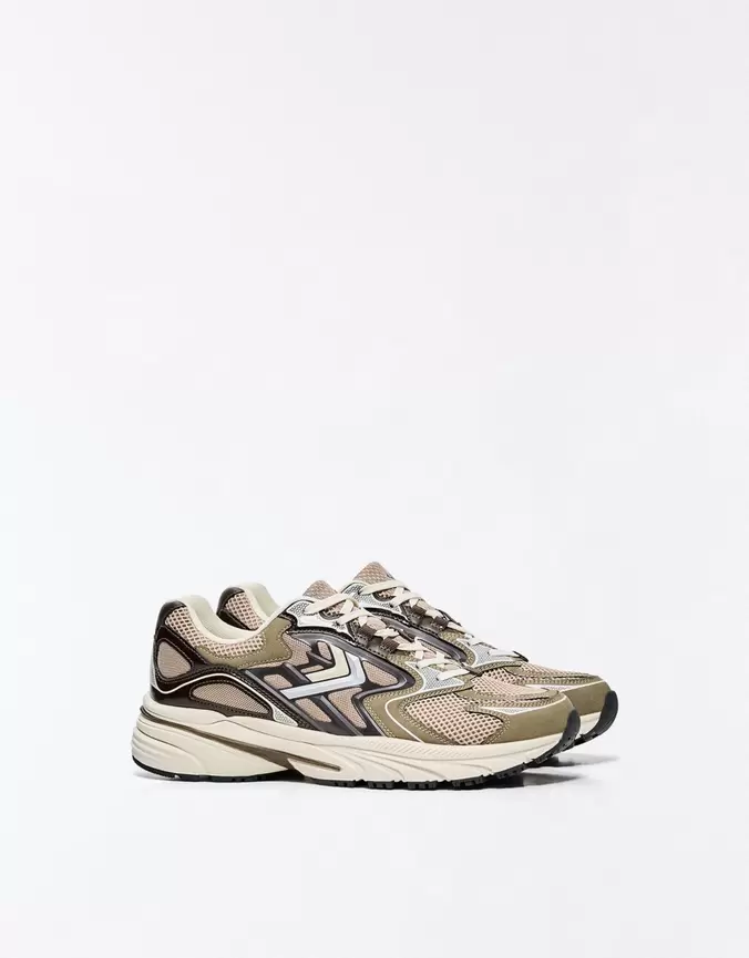 Buty sportowe z łączonych materiałów