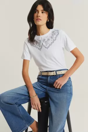 Biały t-shirt z grafiką kołnierzyka