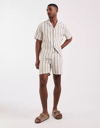 ASOS DESIGN – Biało-czarne średniej długości szorty o dopasowanym kroju w paski, część zestawu