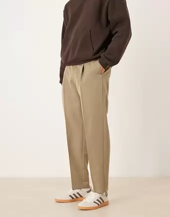ASOS DESIGN – Dopasowane spodnie oversize ze zwężanymi nogawkami z zakładkami i wyeksponowanym guzikiem w kolorze khaki