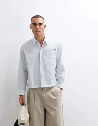 ASOS DESIGN – Niebieska pudełkowa koszula w paski z haftowaną wstawką