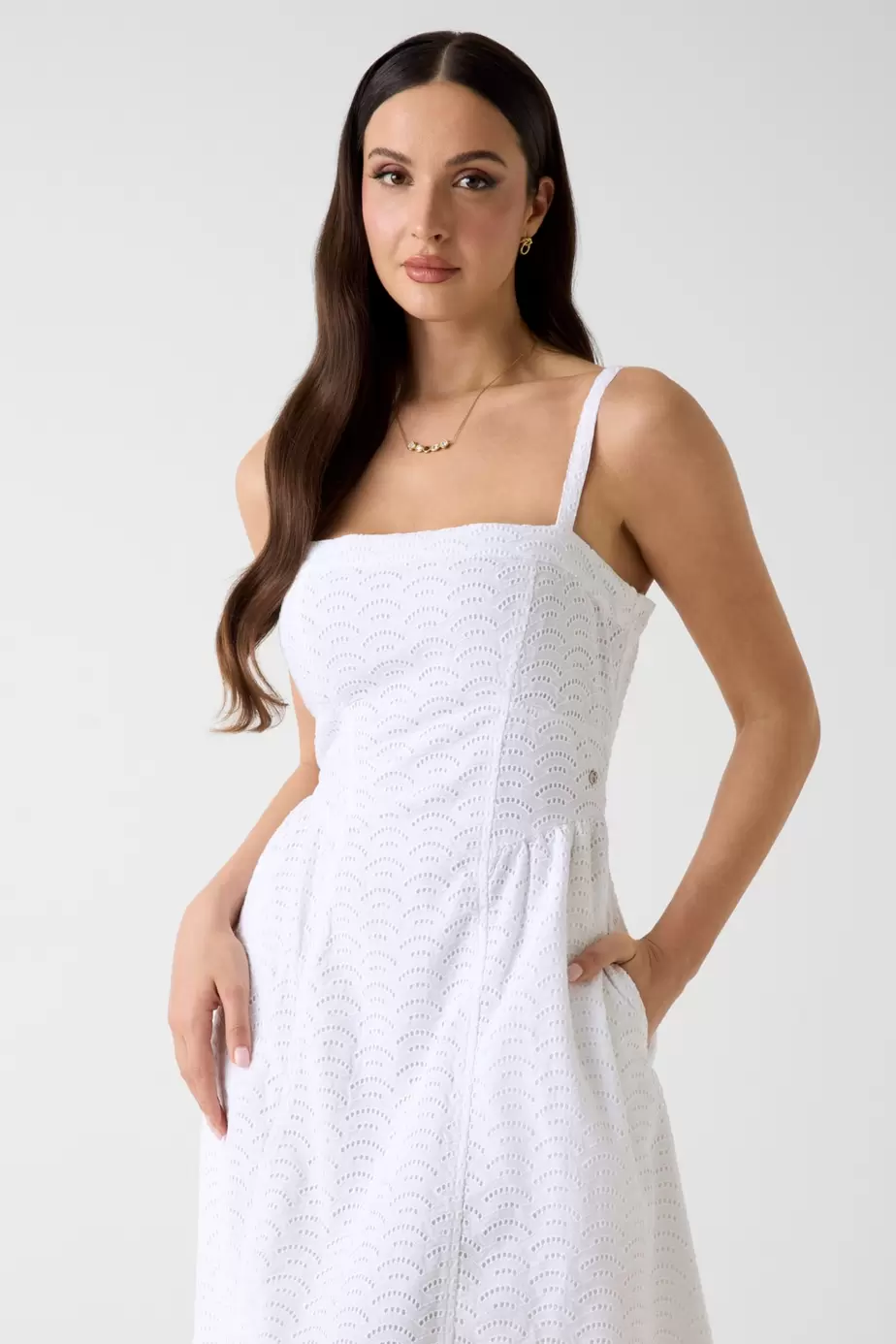 Vestido midi ojales