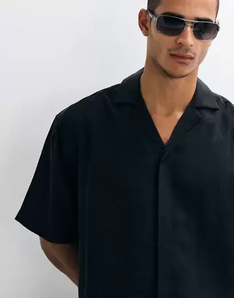 ASOS DESIGN oversize koszula z kołnierzykiem kubańskim i detalem plisy w kolorze czarnym
