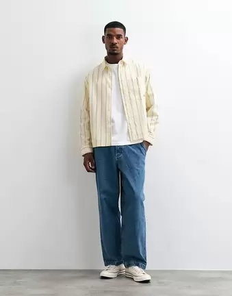 ASOS DESIGN luźna koszula z popeliny w paski z kołnierzykiem kubańskim i haftem w żółtym kolorze