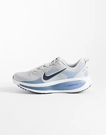 Nike Running Vomero 18 buty sportowe w kolorze białym i niebieskim
