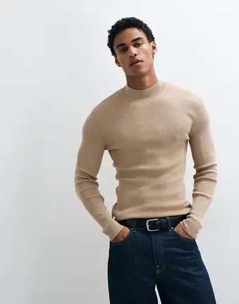 ASOS DESIGN Essential prążkowany lekki sweter dzianinowy z golfem, krój podkreślający sylwetkę, beżowy - TAN