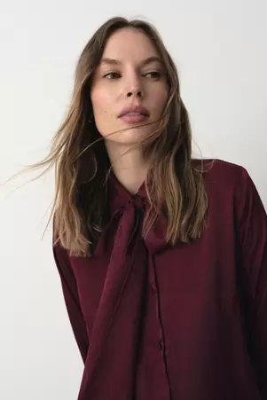 Elegancka bordowa bluzka z wiązaniem